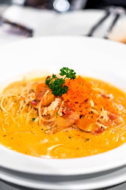  Kremalı Yengeç soslu spagetti