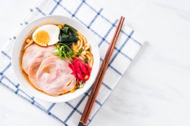 Baharatlı miso udon ramen noodle domuz eti ile