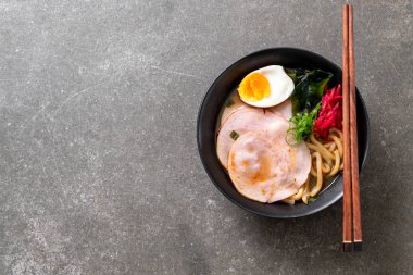 Baharatlı miso udon ramen noodle domuz eti ile