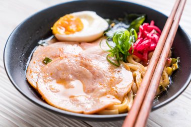 Baharatlı miso udon ramen noodle domuz eti ile