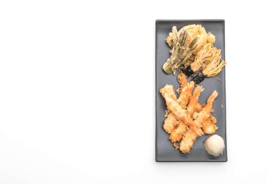 karides tempura (hırpalanmış kızarmış karides) beyaz arka plan üzerinde