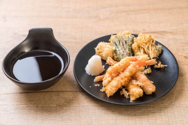 sebzeli karides tempura (hırpalanmış kızarmış karides)