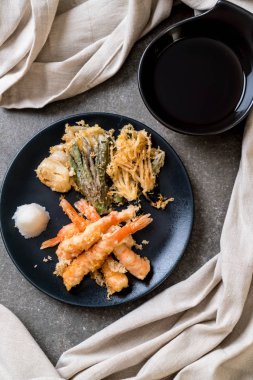 sebzeli karides tempura (hırpalanmış kızarmış karides)