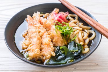 Udon ramen noodle ile karides tempura 