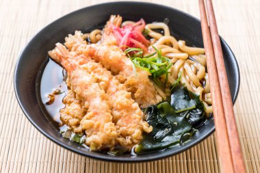 Udon ramen noodle ile karides tempura 