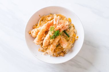 kızarmış karides tempura üzerinde pirinç kase tepesinde