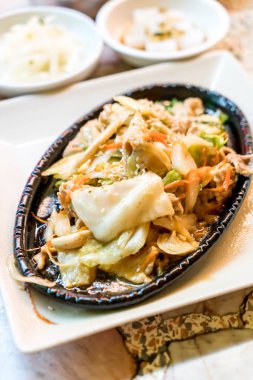 sebze (bulgogi ile tavada kızartılmış domuz eti)