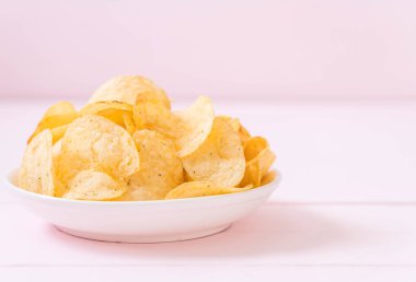 patates cipsi plaka üzerinde