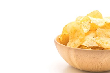 Beyaz arkaplanda patates cipsi