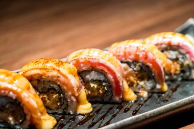 taze Çiğ somon suşi roll