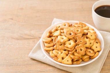 kahve ile bisküvi kraker