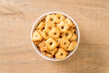 kahve ile bisküvi kraker