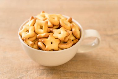 kahve ile bisküvi kraker