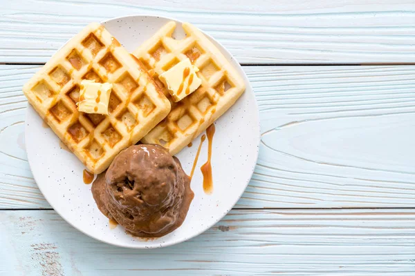 와플과 초콜릿 아이스크림 — 스톡 사진