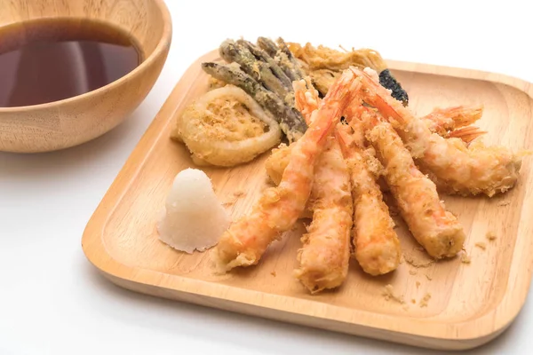 Camarones tempura (camarones fritos maltratados) sobre fondo blanco —  Fotos de Stock