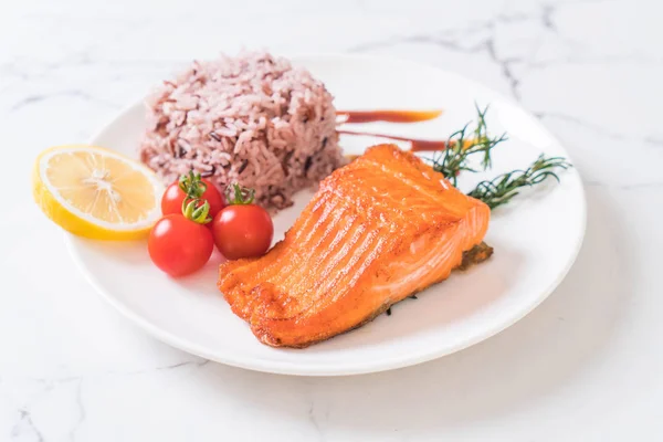 Zalm Steak met Berry rijst — Stockfoto