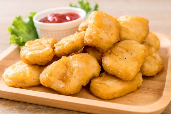 Nuggets de frango com molho — Fotografia de Stock