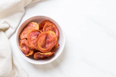 Kızarmış gevrek domuz pastırması