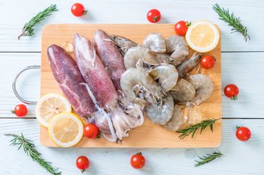 taze deniz ürünleri ham (karides, mürekkep) ahşap tahta üzerinde 