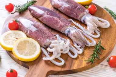 taze ahtapot veya mürekkep ahşap tahta üzerinde ham