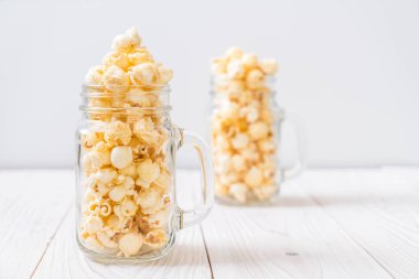 Ahşap üzerine tatlı patlamış mısır