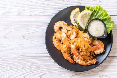 Soslu kızarmış karides.