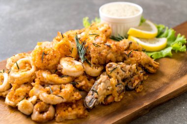 soslu kızarmış deniz ürünleri (mürekkep, karides, midye)