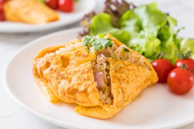 Bir omlet kaydırma aromalı Fried Rice