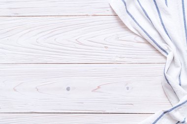 ahşap arka plan üzerinde mutfak bezi (peçete)