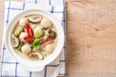 Balık topu ile yeşil köri