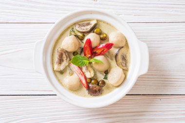 Balık topu ile yeşil köri