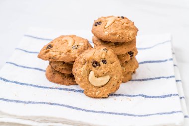 Kuru üzüm ve kaju fıstığı ile tatlılar