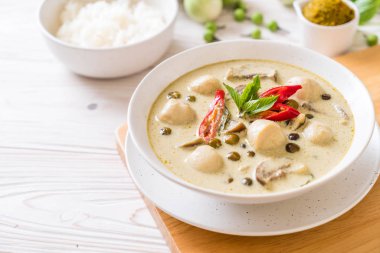 Balık topu ile yeşil köri