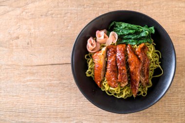 sebze erişte ile kızarmış ördek