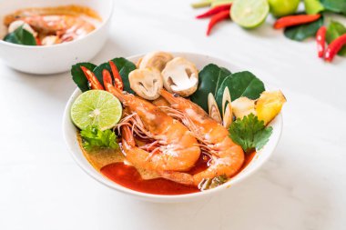Tom Yum Goong baharatlı ekşi çorbası