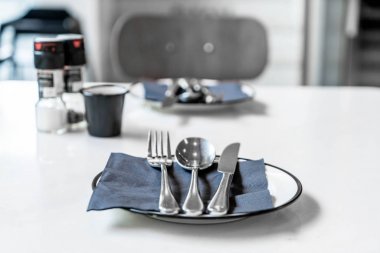 bıçak kaşık ve çatal masada boş levha