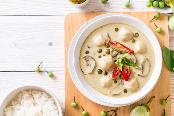 Curry verde con bola de pescado — Foto de Stock