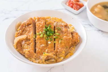 Kızarmış domuz pirzola tabağı (Katsudon)