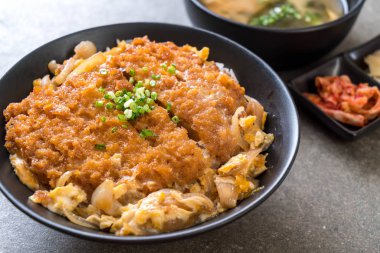 Kızarmış domuz pirzola tabağı (Katsudon)