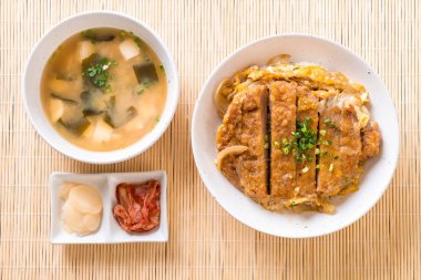 Kızarmış domuz pirzola tabağı (Katsudon)