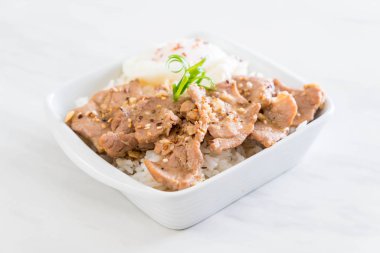 yumurta ile tepesinde pirinç Sarımsak soslu tavada kızartılmış domuz eti