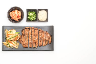 sebze ile dilimlenmiş domuz biftek ızgara 