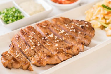 sebze ile dilimlenmiş domuz biftek ızgara 