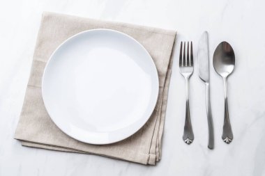 boş tabak kaşık çatal ve bıçak