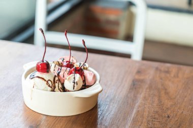 pişmiş hatmi ve dondurma ile çikolatalı kek