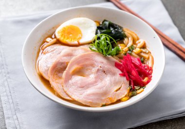 Baharatlı miso udon ramen noodle domuz eti ile