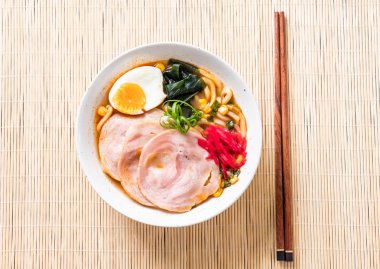 Baharatlı miso udon ramen noodle domuz eti ile