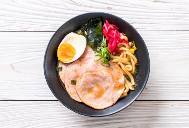 Baharatlı miso udon ramen noodle domuz eti ile