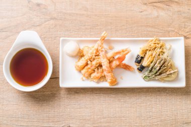 sebzeli karides tempura (hırpalanmış kızarmış karides)