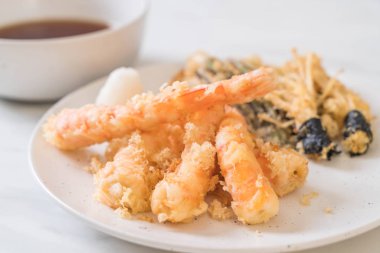 sebzeli karides tempura (hırpalanmış kızarmış karides)